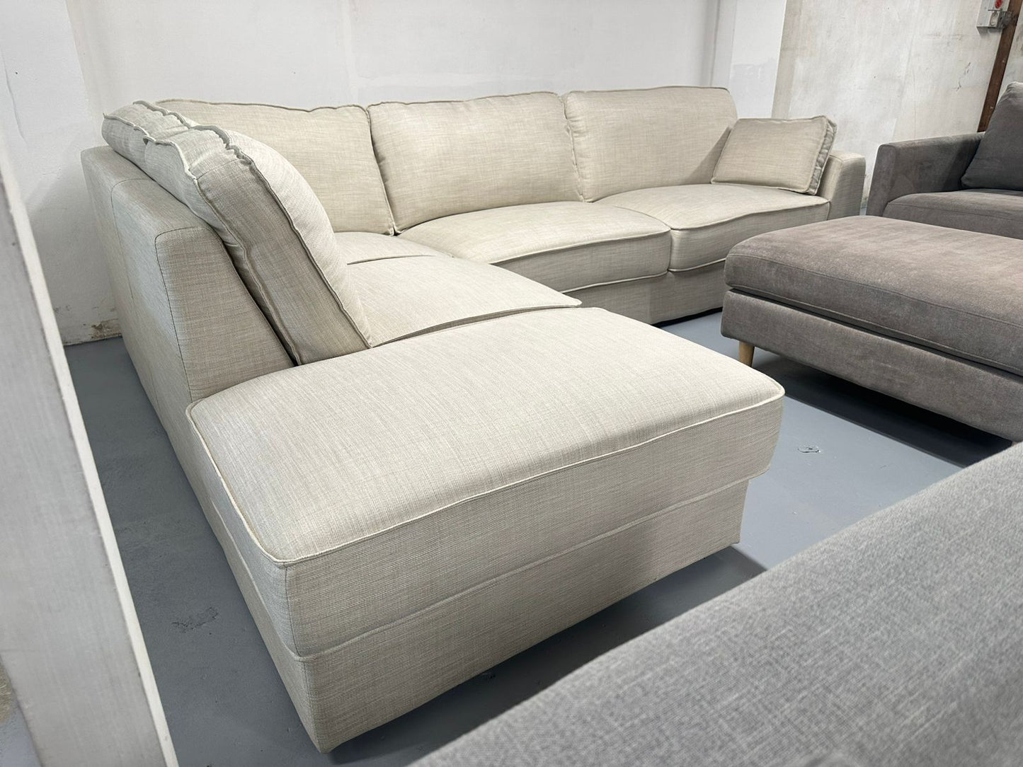 ⭐️ James Lane beige couch | Pre-owned – Steam cleaned | SYDNEY WIDE DELIVERY