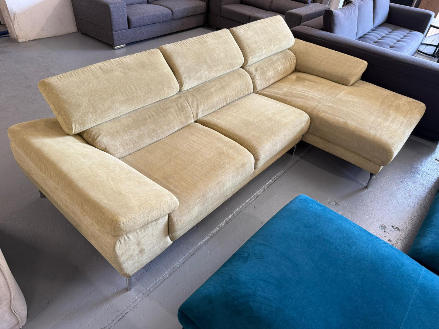 ⭐️Nick Scali Beige Adjustable-headrest Sofa | Pre-owned – Steam cleaned | SYDNEY WIDE DELIVERY