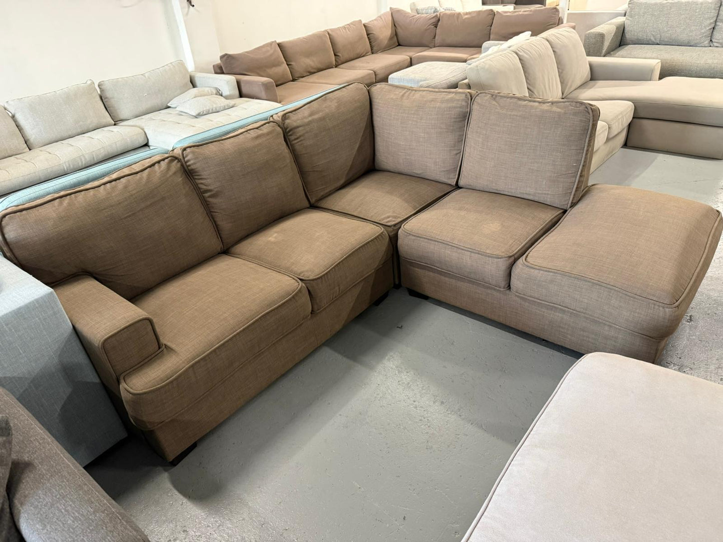 ⭐️ James lanes mocha L shape Sofa | Pre-owned – Steam cleaned | SYDNEY WIDE DELIVERY
