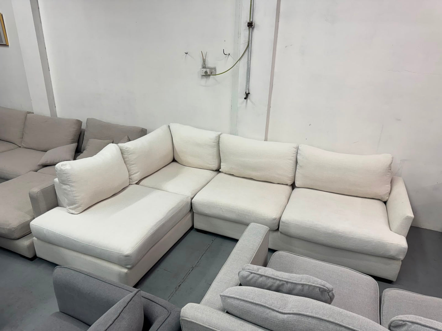 White Corner Sofa – Spacious Design | Pre-Owned | Steam Cleaned | Sydney-Wide Delivery