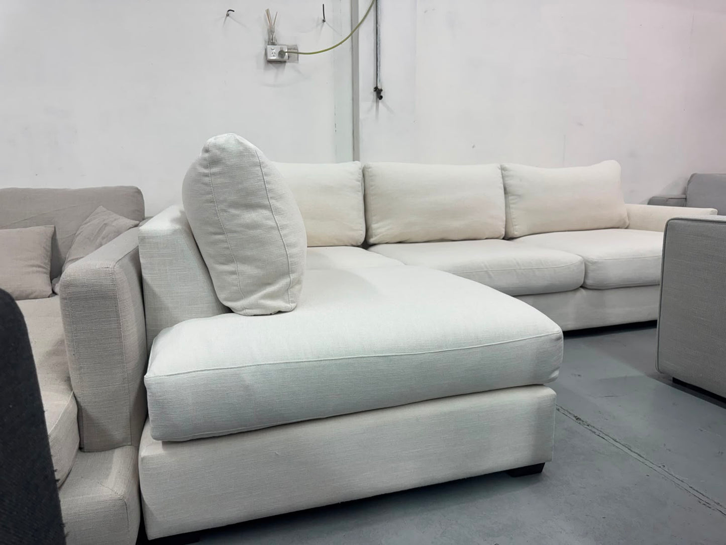 White Corner Sofa – Spacious Design | Pre-Owned | Steam Cleaned | Sydney-Wide Delivery